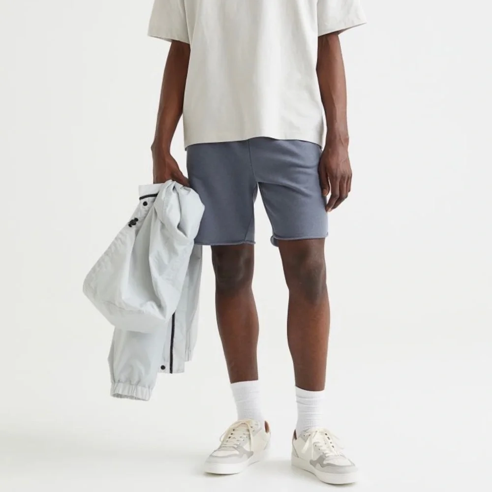 Mens H&M Regular-Fit Raw-Edge Hem French Terry Sweat Shorts - Dark Grey - Size M - Picture 3 of 11